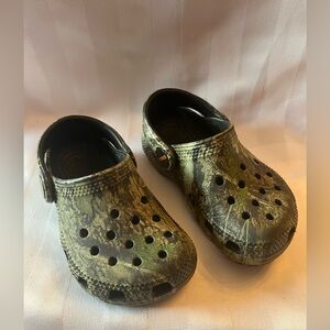 Crocs Classic Printed Camo Clogs Army Green Toddler Size 7